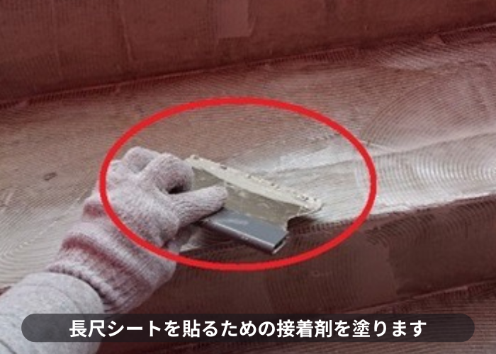 尼崎市　共用廊下・階段に長尺シートを貼るための接着剤塗り