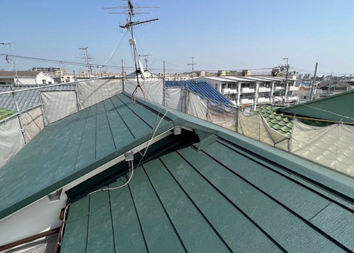 伊丹市　屋根の通気断熱工事を行った後のガルバリウム鋼板屋根