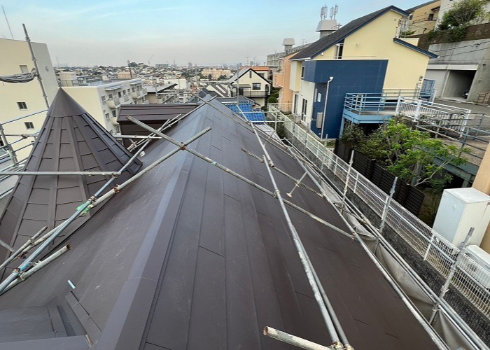 西宮市　ひび割れたスレート屋根へのカバー工法を行った後の様子