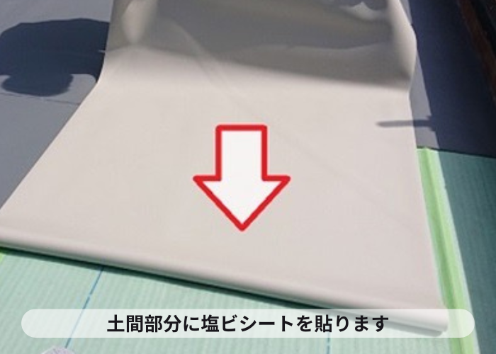 尼崎市　屋上の土間に塩ビシートを貼っている様子