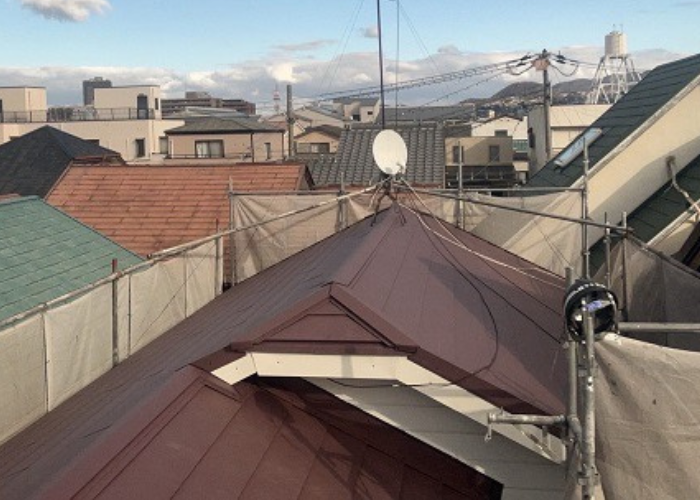 猪名川町　M型スレート屋根を金属屋根のスーパーガルテクトに貼り換えた後の様子