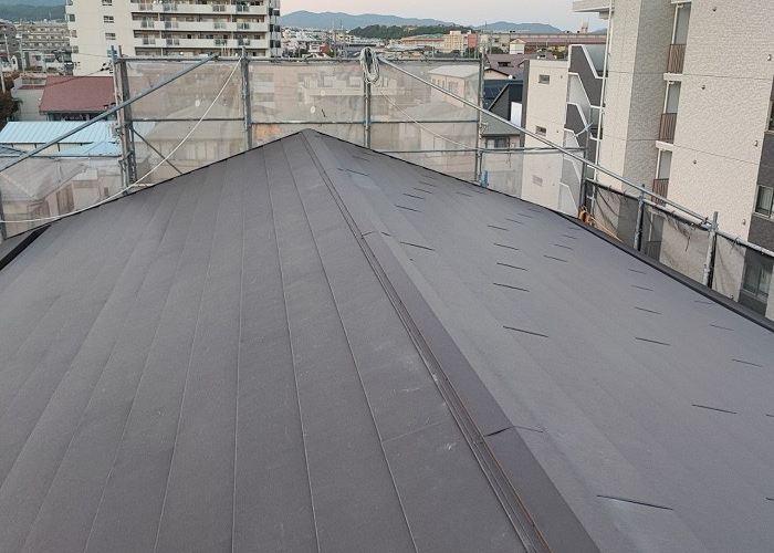 尼崎市　RC造のアスファルトシングル屋根へ重ね葺き工事をした後の様子