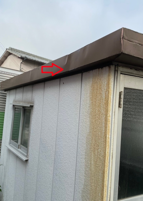 三木市　物置の屋根板金がへこんでいる様子
