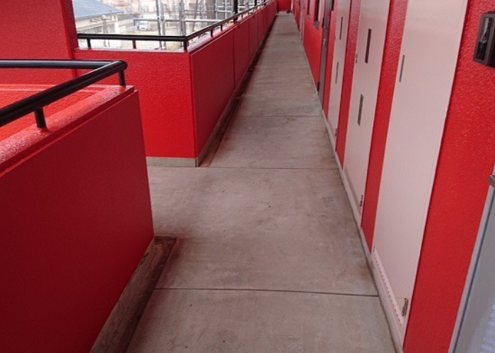 尼崎市　共用廊下・階段に長尺シートを貼る前の様子