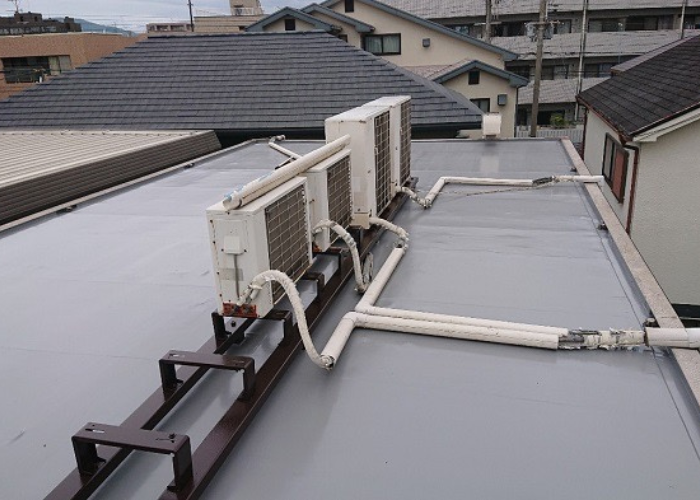 尼崎市　ウレタン防水の上にトップコートを塗り終えた様子