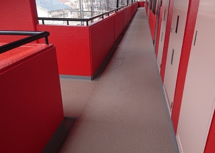 尼崎市　共用廊下・階段に長尺シートを貼った後の様子