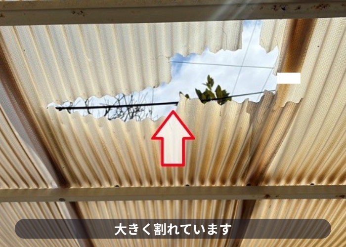 宝塚市　カーポート屋根の劣化が進行して波板が割れている状態