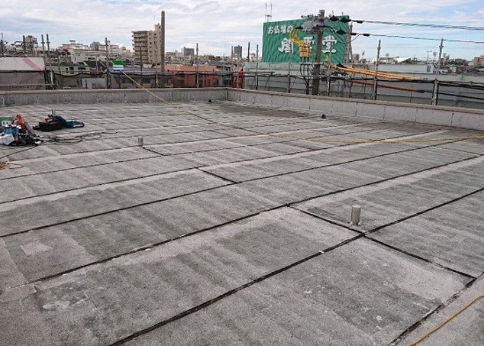 尼崎市　マンションで屋上防水工事を行う前のゴムシート防水