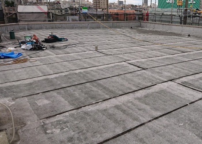 尼崎市　マンションで屋上防水工事を行う前のゴムシート防水