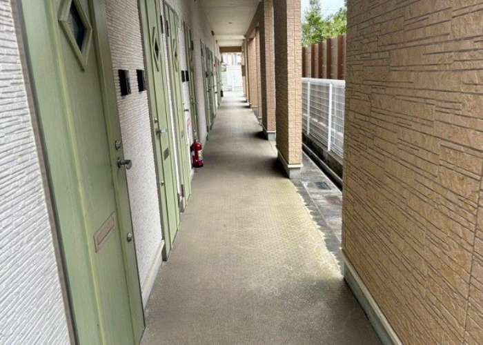 市川町の皆様へ、ハイツの共用廊下リフォームで長尺シートを貼り替える前の様子