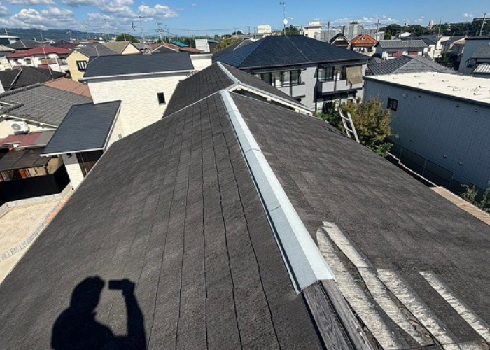 伊丹市　伊丹市で雨漏り修理として低価格に部分的な重ね葺き工事を行う前の様子