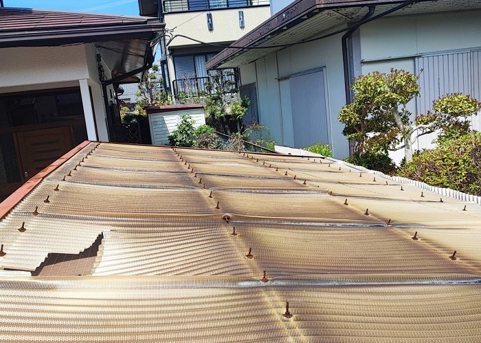 宝塚市　カーポート屋根をポリカ波板へ貼り換える前の様子