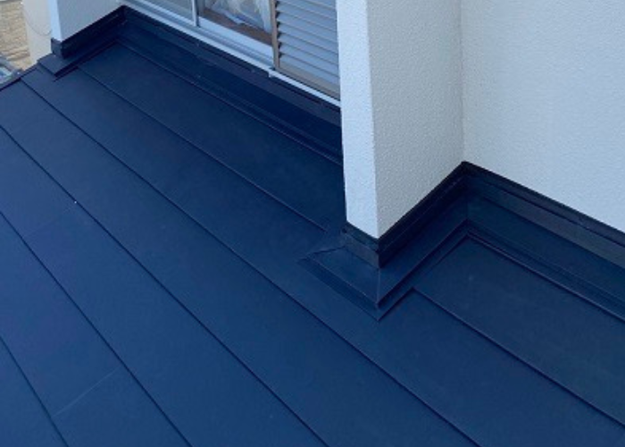 猪名川町　コロニアル屋根への重ね葺き工事を行った後の様子