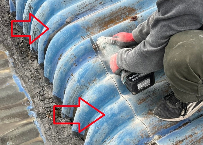 三木市　大波スレートの軒先を切断している様子