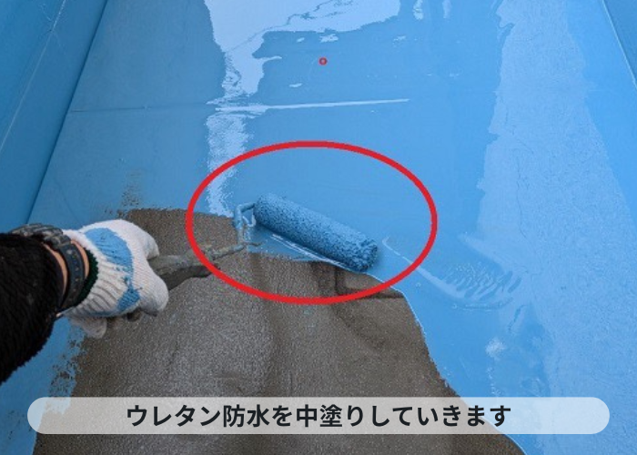 神戸市中央区で集合住宅の一室のバルコニー床にウレタン塗膜防水で中塗り