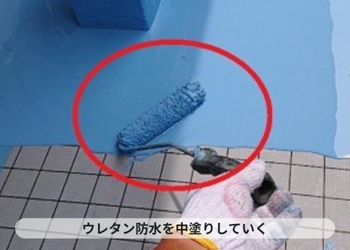 市川町　ウレタン防水をベランダ床に中塗りしている様子