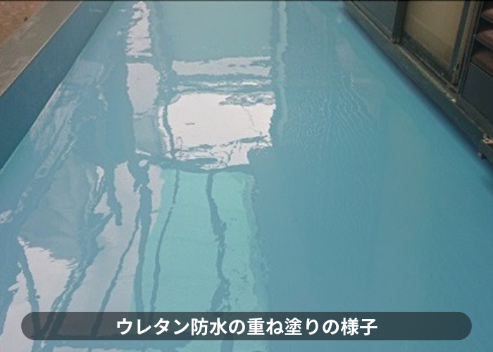 西宮市でのベランダ防水でウレタンを2回中塗りしている様子