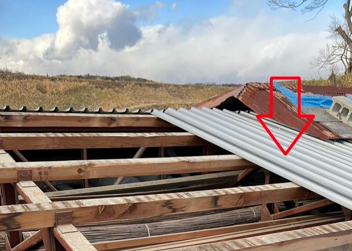 三木市での屋根葺き替え工事でガルバリウム鋼板屋根を葺いている様子