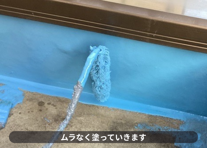 伊丹市　ベランダ防水工事で立ち上がり部分を中塗り