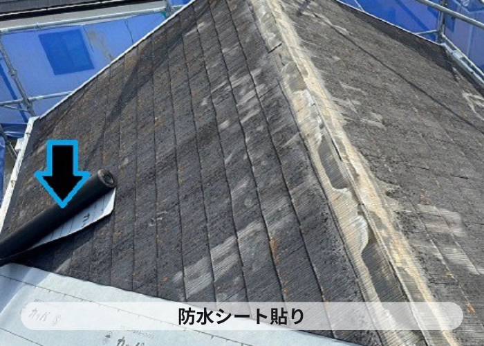 市川町にお住まいの方へコロニアル屋根への重ね葺き工事の価格や保証内容をご紹介する現場で防水シート貼り