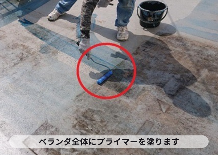 西宮市　バルコニーへの防水工事でプライマーを塗っている様子