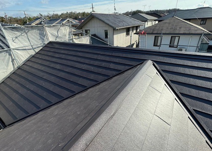 三木市でＳＧＬ鋼板屋根材を用いた屋根カバー工事を行った後の様子