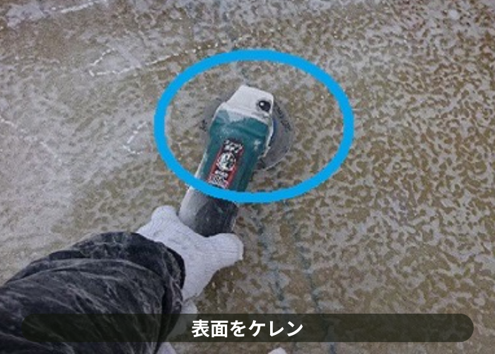 市川町にお住まいの方へ膨れたベランダ土間へのＦＲＰ防水工事を行う現場でケレン
