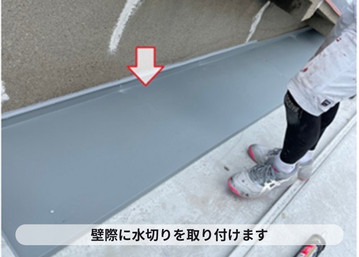伊丹市　増築屋根の壁際に水切りを取り付けている様子