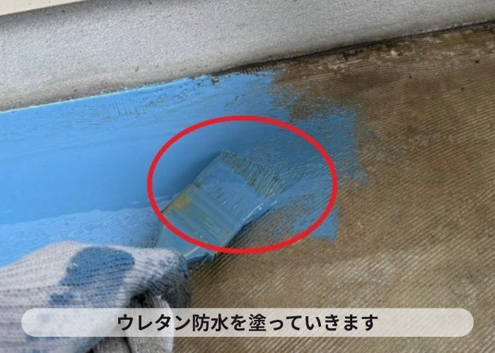 市川町　共用廊下のリフォームで端部にウレタン防水を塗っている様子