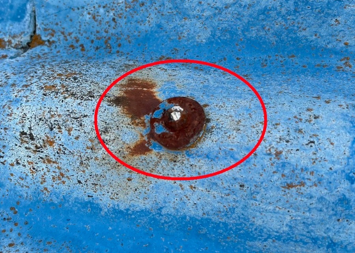 三木市　フックボルトの先端をカットした様子