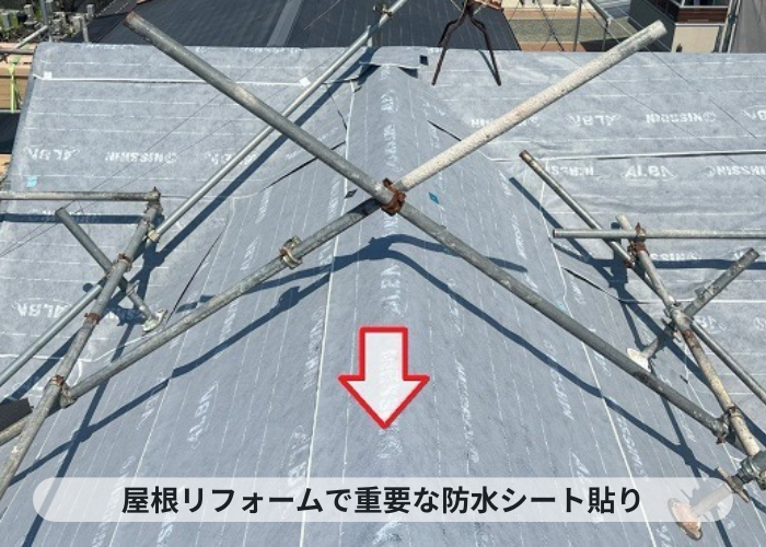 神戸市中央区　急勾配な屋根リフォームで防水シートを貼っている様子