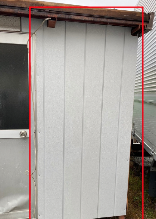 三木市　凹んだ物置の外壁を貼り替えた様子