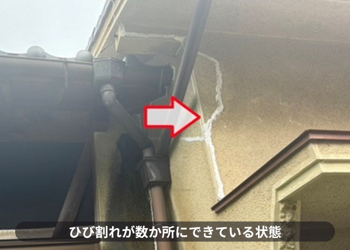 猪名川町　モルタル壁にひび割れ個所が数か所見受けられる様子