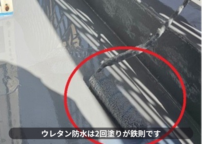 芦屋市　ベランダ防水工事で2回目の中塗り作業を行っている様子