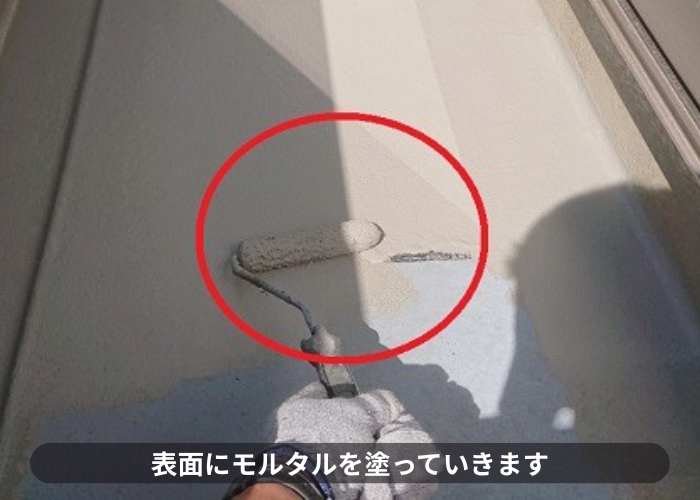 三木市　ベランダ床の表面にモルタルを塗っている様子