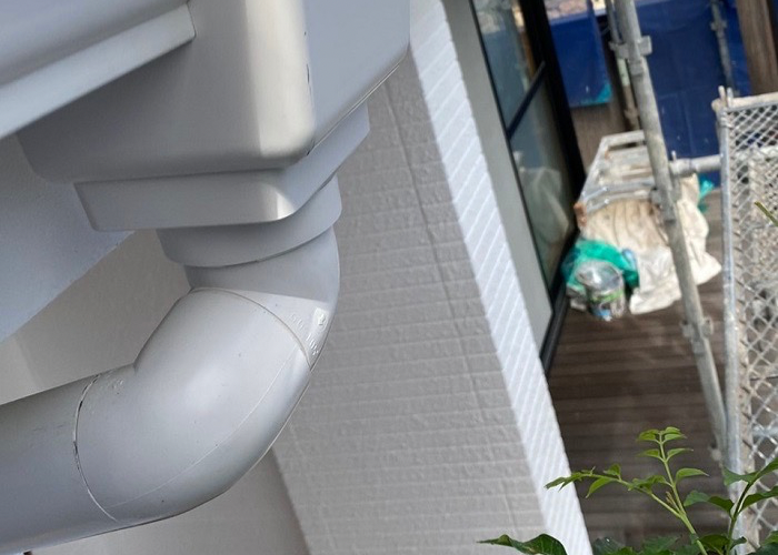 神戸市灘区で経年劣化した雨樋を交換した後の様子