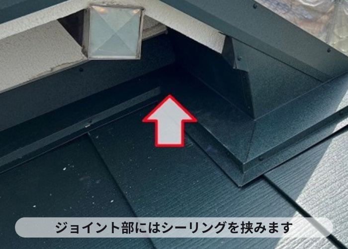 伊丹市　屋根通気断熱工事で雨押え板金を取り付けている様子