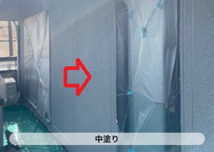 加西市　外壁塗り替えで中塗りしている様子
