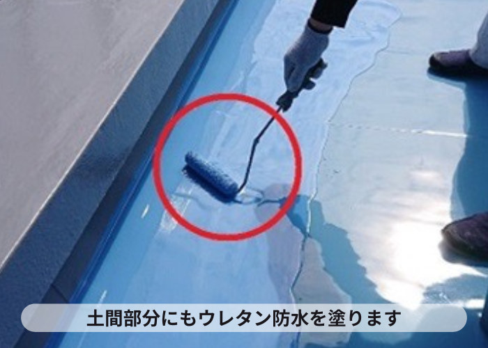 西宮市　屋上防水工事で土間にウレタン防水を中塗りしている様子