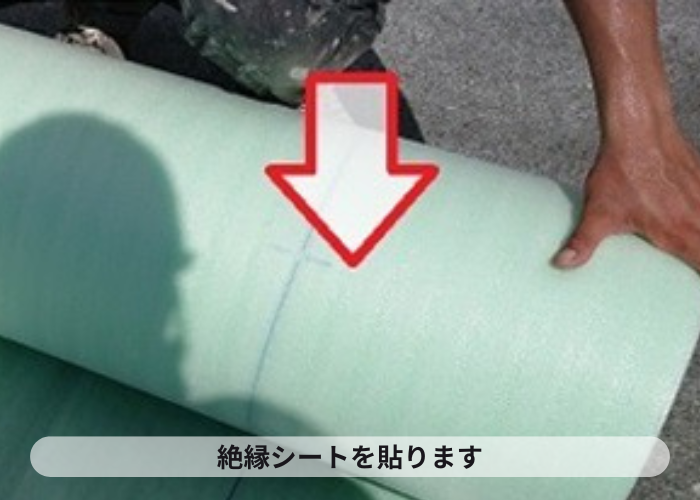 尼崎市　マンション防水工事で屋上に絶縁シートを貼っている様子