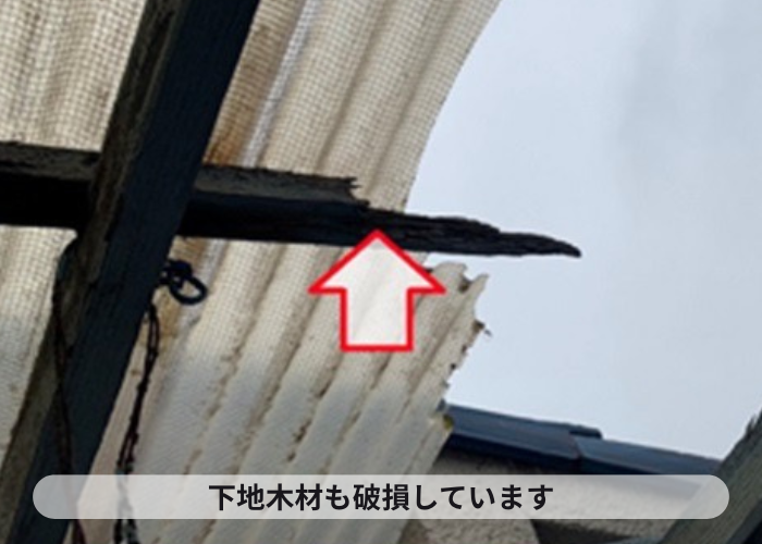 伊丹市　台風被害でベランダ屋根の木下地も折れている様子