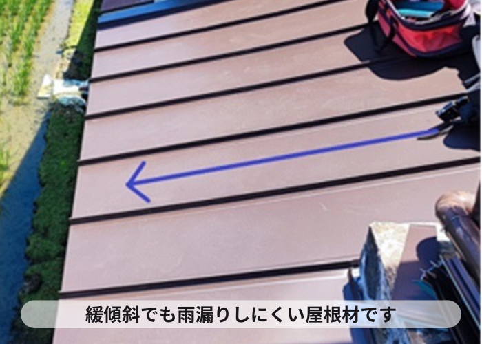 伊丹市　増築部分のスレート屋根へ立平を葺いている様子