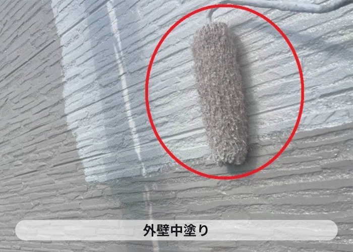 小野市でプレミアムシリコンを用いた外壁塗装工事を行った現場で中塗り