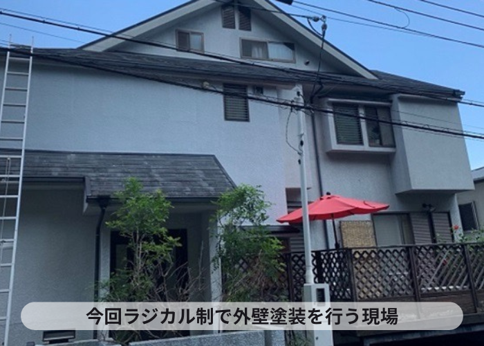 尼崎市　外壁塗り替え工事を行う現場の様子