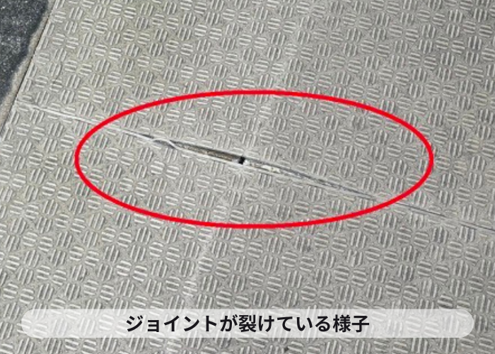 市川町　ハイツの長尺シートのジョイントが裂けている様子