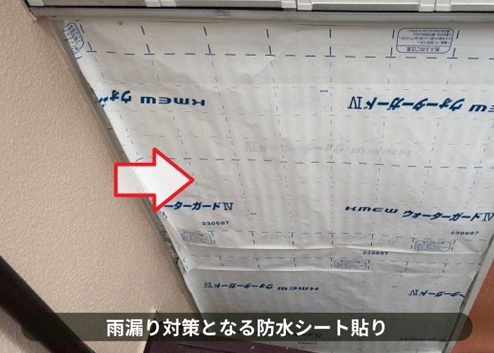 三木市　剥がれが酷い木製の壁へ透湿シートを貼っている様子