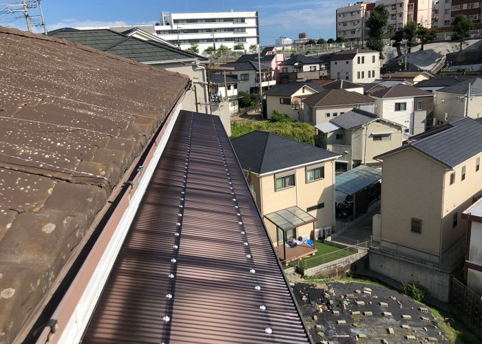 神戸市中央区　ベランダ上のポリカ波板屋根工事が完了した様子
