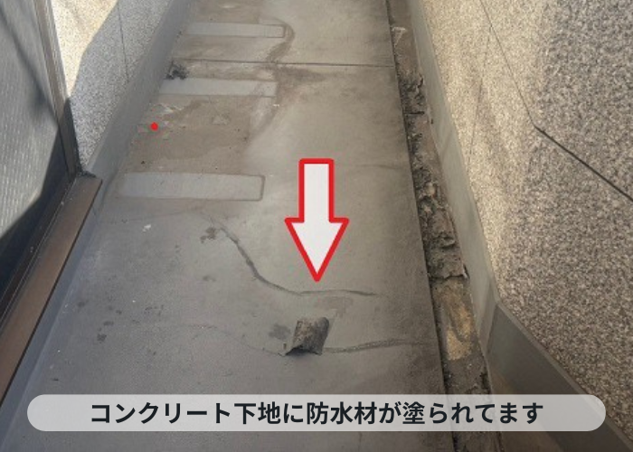神戸市中央区　コンクリート下地に防水材が塗られている様子