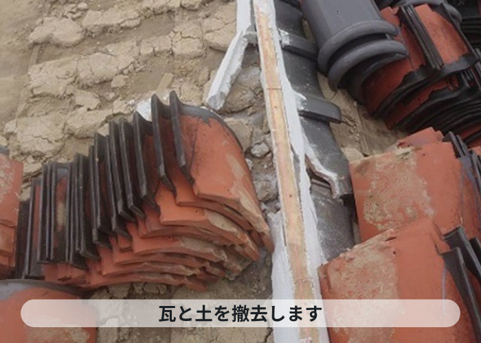 西宮市　瓦屋根からSGL鋼板屋根材への葺き替え工事で防水シートも撤去している様子