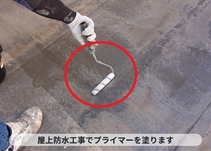 加西市　屋上防水工事でプライマーを塗っている様子